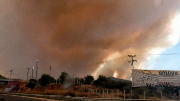 Σε εξέλιξη βρίσκεται μεγάλη φωτιά βορειοδυτικά της Κέρκυρας