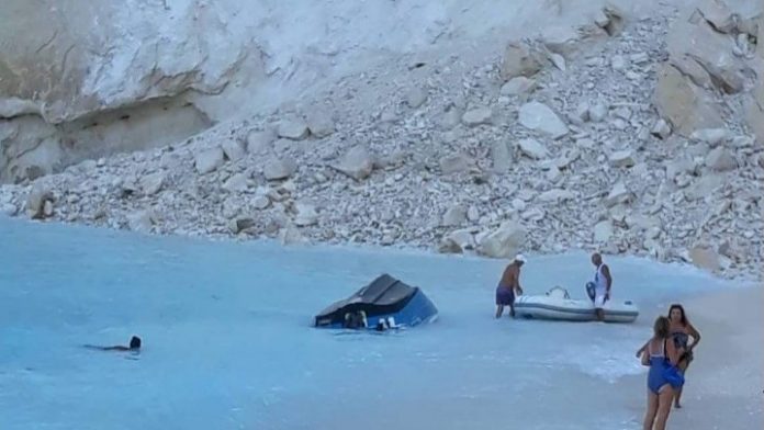 Αδιέξοδο με το άνοιγμα της διάσημης παραλίας του Ναυαγίου στη Ζάκυνθο Αδιέξοδο με το άνοιγμα της διάσημης παραλίας του Ναυαγίου στη Ζάκυνθο