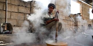 Συρία: Παρά τον πόλεμο οι αγρότες συνεχίζουν να φτιάχνουν το παραδοσιακό πετιμέζι