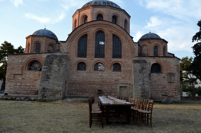 deipnotrapezo-ypo-ti-skepi-tis-kosmosoteiras-foto-138127