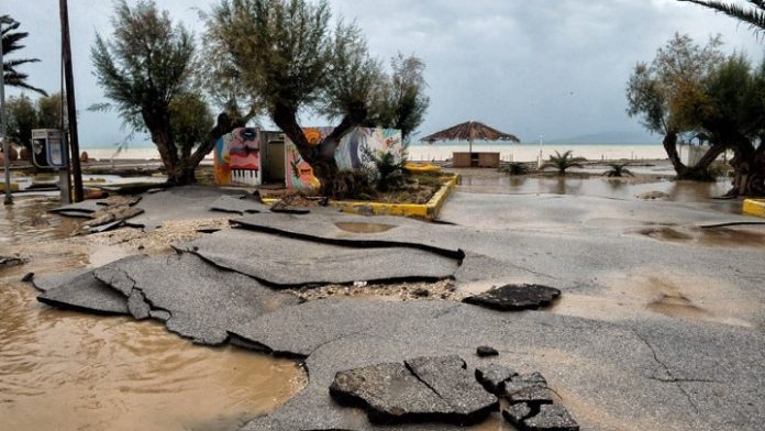 Μεγάλες οι ζημιές από την κακοκαιρία στους δήμους Κιάτου και Βέλου - Βόχας Μεγάλες οι ζημιές από την κακοκαιρία στους δήμους Κιάτου και Βέλου - Βόχας