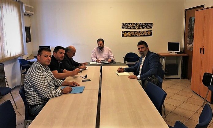 Στελέχη της Ένωσης Ηρακλείου (ΕΑΣΗ) και της Ένωσης Σουλτανοπαραγωγών Κρήτης συνάντησαν τον Υπουργό ΑΑΤ Σταύρο Αραχωβίτη Στελέχη της Ένωσης Ηρακλείου (ΕΑΣΗ) και της Ένωσης Σουλτανοπαραγωγών Κρήτης συνάντησαν τον Υπουργό ΑΑΤ Σταύρο Αραχωβίτη