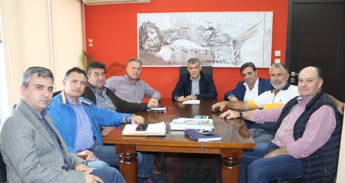 Συνάντηση του Περιφερειάρχη Θεσσαλίας με το Δ.Σ. του Τ.Ο.Ε.Β Πηνειού Συνάντηση του Περιφερειάρχη Θεσσαλίας με το Δ.Σ. του Τ.Ο.Ε.Β Πηνειού