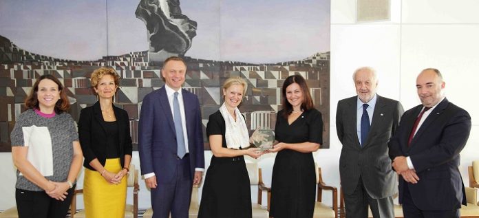 Η Alpha Bank “Best Issuing Bank Partner in Southern Europe για το 2017” Η Alpha Bank “Best Issuing Bank Partner in Southern Europe για το 2017”