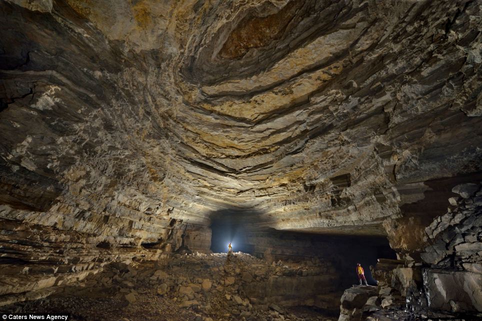 kina-anakalyfthike-gigantio-spilaio-pou-borei-na-choresei-ena-mikro-ouranoxysti-139727