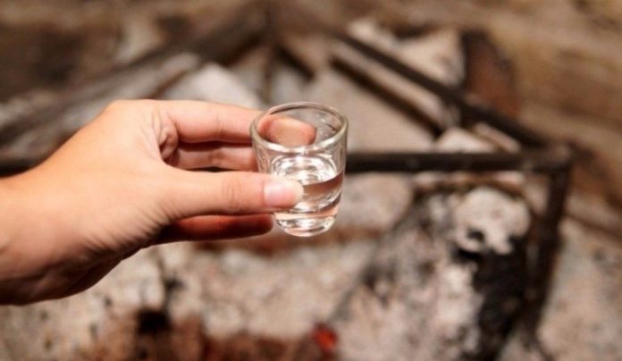 Γιορτή τσίπουρου στην Ανεμώτια Λέσβου Γιορτή τσίπουρου στην Ανεμώτια Λέσβου