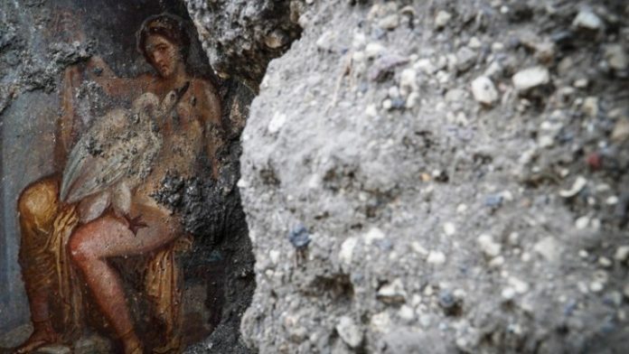 Νωπογραφία της βασίλισσας της Σπάρτης Λήδας και του κύκνου-Δία ανακαλύφθηκε στην Πομπηΐα Νωπογραφία της βασίλισσας της Σπάρτης Λήδας και του κύκνου-Δία ανακαλύφθηκε στην Πομπηΐα