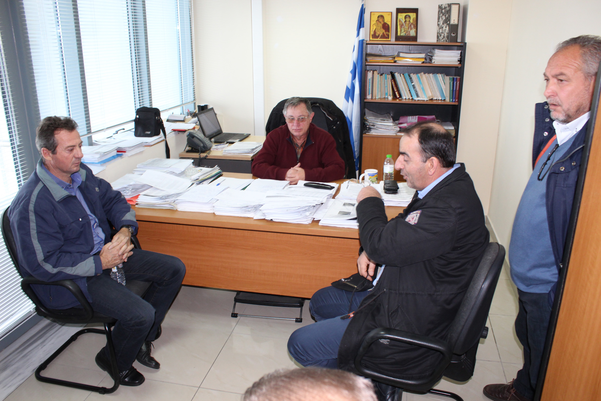 Παράσταση διαμαρτυρίας στον ΕΛΓΑ από αγρότες