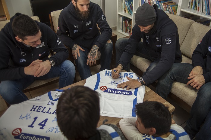 i-eurobank-kai-i-ethniki-basket-sto-christougenniatiko-gevma-agapis-tou-paidikou-choriou-sos-varis-144134