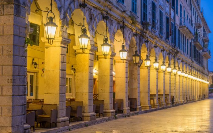 Ραίνοντας με κολόνια εύχονται Ραίνοντας με κολόνια εύχονται