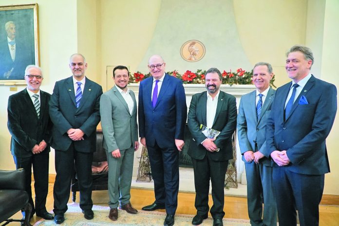 Τα θετικά της επίσκεψης Χόγκαν στην Αθήνα και η βράβευσή του από το ΓΠΑ Τα θετικά της επίσκεψης Χόγκαν στην Αθήνα και η βράβευσή του από το ΓΠΑ