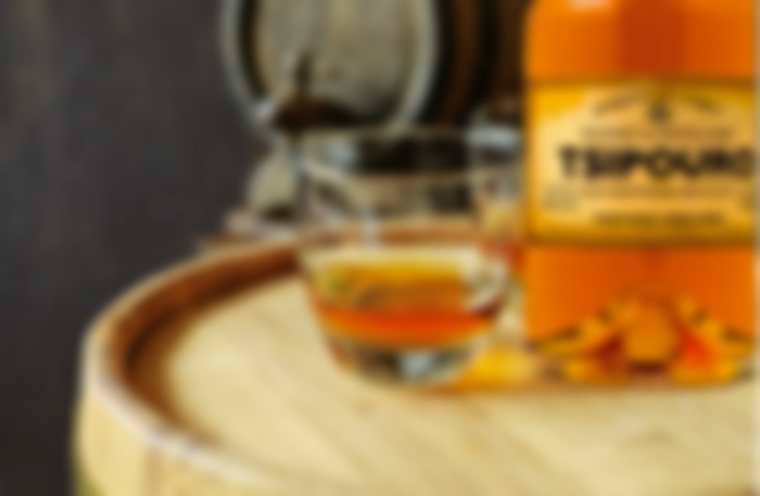 thorakizei-ouzo-kai-tsipouro-to-neo-plaisio-ton-alkoolouchon-143868