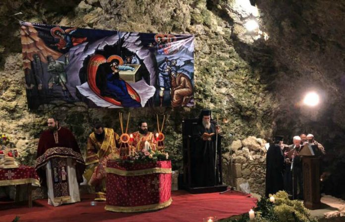 Χριστουγεννιάτικη Θεία Λειτουργία σε σπήλαιο στα Χανιά