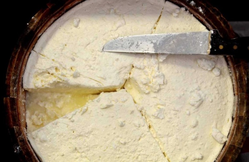 to-pistopoiimeno-varelisio-tyri-pou-oloi-to-zitoun-os-feta-kefalonias-144833