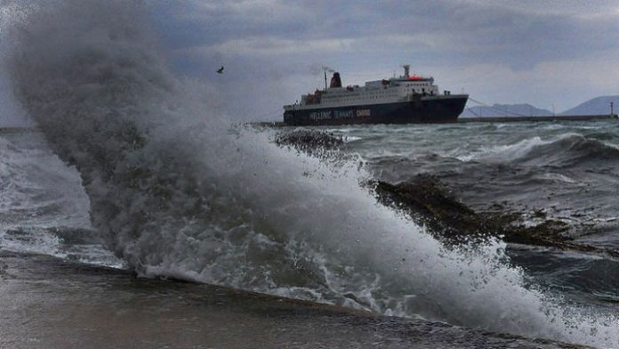 Δεμένα τα πλοία σε Πειραιά, Ραφήνα και Λαύριο - Οι άνεμοι κατά τόπους φθάνουν τα 10 Μποφόρ Δεμένα τα πλοία σε Πειραιά, Ραφήνα και Λαύριο - Οι άνεμοι κατά τόπους φθάνουν τα 10 Μποφόρ