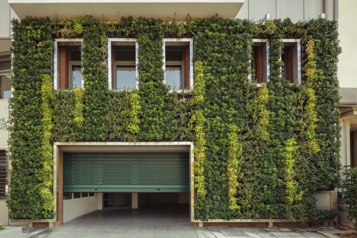 Θεσσαλονίκη: Ο πρώτος κάθετος κήπος σε δημόσιο κτίριο στην Ελλάδα
