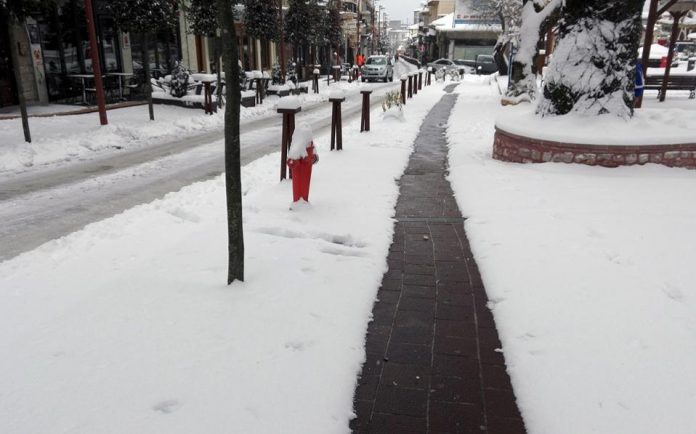 Με τη βοήθεια της γεωθερμίας καθαρά από τον πάγο πεζοδρόμια στο Καρπενήσι