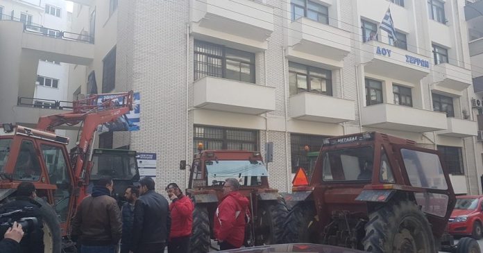 Σέρρες: Συμβολική κατάληψη της ΔΟΥ με τρακτέρ από αγρότες Σέρρες: Συμβολική κατάληψη της ΔΟΥ με τρακτέρ από αγρότες