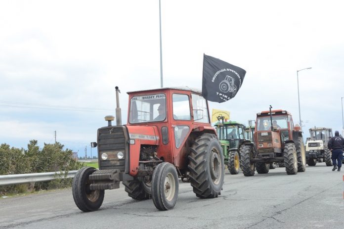 Αποχώρησαν τα τρακτέρ, στα δικαστήρια το νέο ραντεβού Αποχώρησαν τα τρακτέρ, στα δικαστήρια το νέο ραντεβού