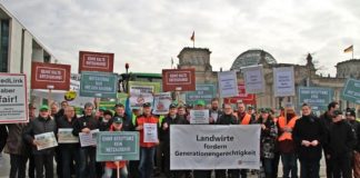 Την Τετάρτη 20 Φεβρουαρίου, αντιπροσωπεία αγροτών διαμαρτυρήθηκε έξω από την Bundestag