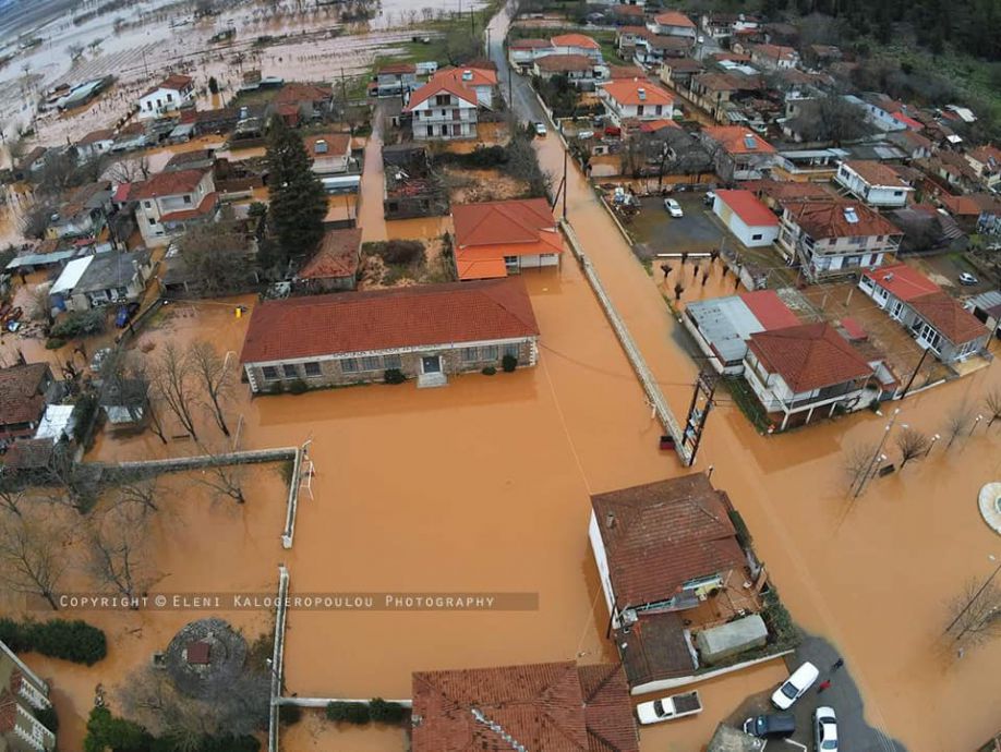 pnigmeno-sto-nero-to-chorio-zevgolatio-arkadias-deite-panoramikes-eikones-148129