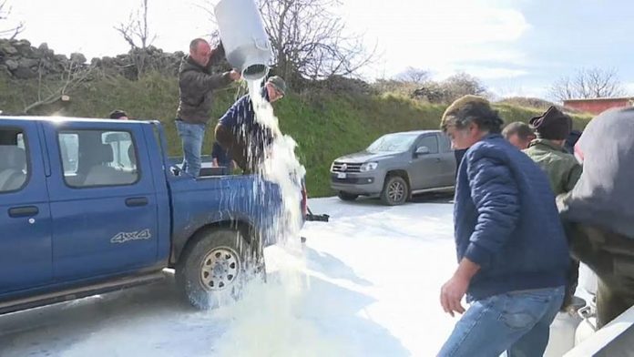Η ποδοσφαιρική ομάδα Κάλιαρι στηρίζει τις κινητοποιήσεις των κτηνοτρόφων της Σαρδηνίας Η ποδοσφαιρική ομάδα Κάλιαρι στηρίζει τις κινητοποιήσεις των κτηνοτρόφων της Σαρδηνίας