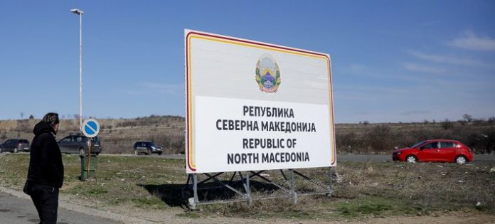 Η πρώτη πινακίδα με το όνομα «Δημοκρατία της Βόρειας Μακεδονίας» στα σύνορα με την Ελλάδα Η πρώτη πινακίδα με το όνομα «Δημοκρατία της Βόρειας Μακεδονίας» στα σύνορα με την Ελλάδα