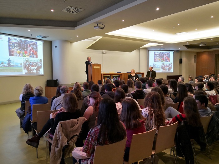 international-masterclasses-stin-amerikaniki-georgiki-scholi-gia-to-cern-152081