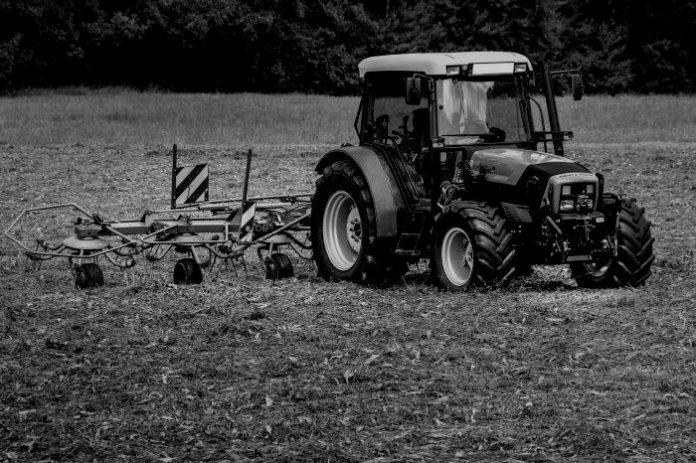 tractors-3571452_1920-e1553164827156-darken