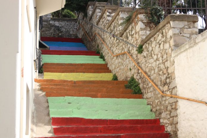 Χρωματιστές σκάλες στις γειτονιές της Καβάλας Χρωματιστές σκάλες στις γειτονιές της Καβάλας
