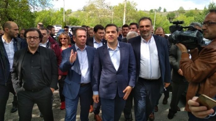 Μείωση της φορολογίας των οργανωμένων ομάδων παραγωγών ζήτησαν από τον Τσίπρα οι αγρότες του Βελβεντού Μείωση της φορολογίας των οργανωμένων ομάδων παραγωγών ζήτησαν από τον Τσίπρα οι αγρότες του Βελβεντού