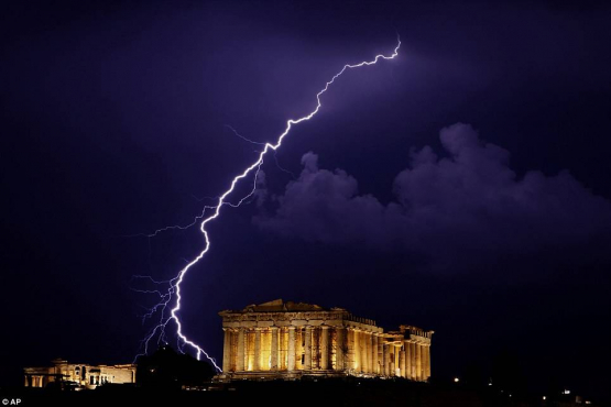 Κεραυνός έπεσε στην Ακρόπολη - Τέσσερις τραυματίες, κλειστός ο αρχαιολογικός χώρος