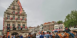 Στην πόλη Γκούντα, οι Ολλανδοί τυροκόμοι ανησυχούν για τους αμερικανικούς δασμούς