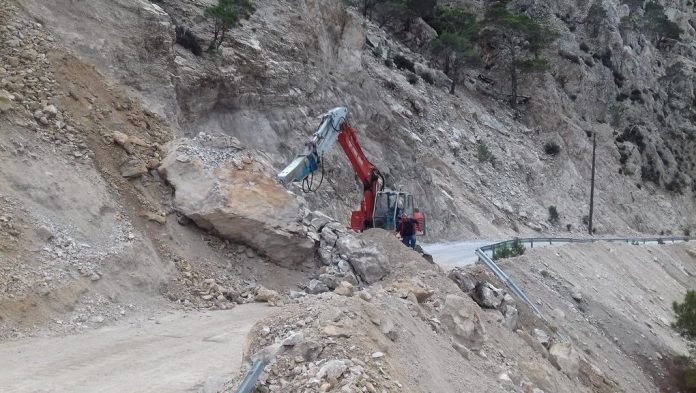 «Βιβλική» καταστροφή στους δρόμους της Καρπάθου «Βιβλική» καταστροφή στους δρόμους της Καρπάθου