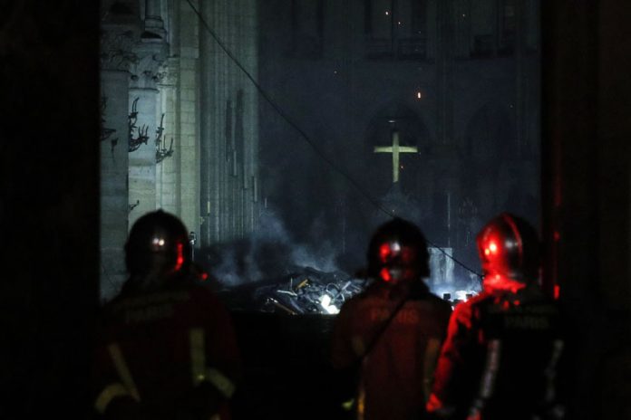 Υπό έλεγχο η πυρκαγιά στην Παναγία των Παρισίων - Οι πρώτες εικόνες από το εσωτερικό