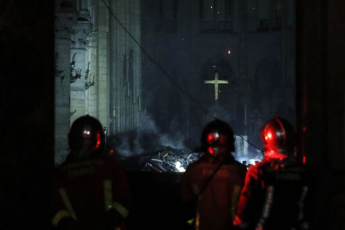 Υπό έλεγχο η πυρκαγιά στην Παναγία των Παρισίων - Οι πρώτες εικόνες από το εσωτερικό Υπό έλεγχο η πυρκαγιά στην Παναγία των Παρισίων - Οι πρώτες εικόνες από το εσωτερικό