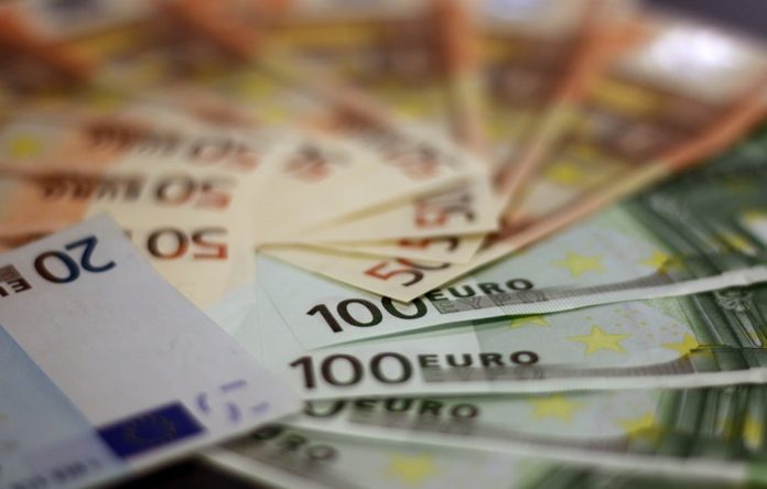 bank-notes-blur-cash bank-notes-blur-cash
