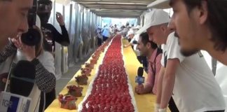 Ρεκόρ Γκίνες για 60.48 μέτρων τούρτα με φράουλες