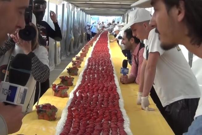 Ρεκόρ Γκίνες για 60.48 μέτρων τούρτα με φράουλες