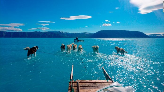 Η φωτογραφία που προκαλεί σοκ: Μέσα σε λίγες ώρες έλιωσε το 40% των πάγων της Γροιλανδίας