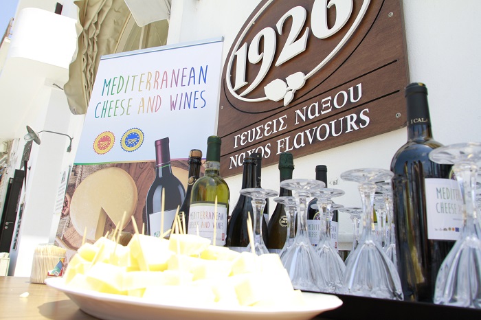 graviera-naxou-kai-krasia-apo-ti-samo-sto-plaisio-tou-mediterranean-cheese-and-wine-161358