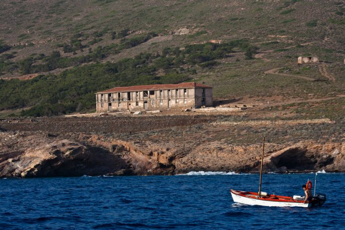 Κατεδάφιση αυθαιρέτων κτισμάτων στη Μακρόνησο Κατεδάφιση αυθαιρέτων κτισμάτων στη Μακρόνησο