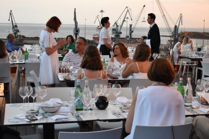 «Δείπνο στα λευκά» συνοδεία Samos Grand Cru