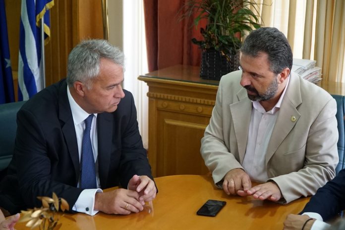 Σε εξέλιξη η τελετή παράδοσης - παραλαβής στο ΥΠΑΑΤ Σε εξέλιξη η τελετή παράδοσης - παραλαβής στο ΥΠΑΑΤ