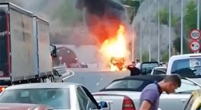 touristiko-leoforeio-paradothike-stis-floges-stin-egnatia-odo-den-travmatistike-kaneis-video-167538
