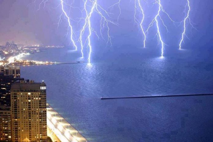 Έπεσαν 10.500 κεραυνοί έως το μεσημέρι στο Ιόνιο και στη Δυτική Ελλάδα Έπεσαν 10.500 κεραυνοί έως το μεσημέρι στο Ιόνιο και στη Δυτική Ελλάδα