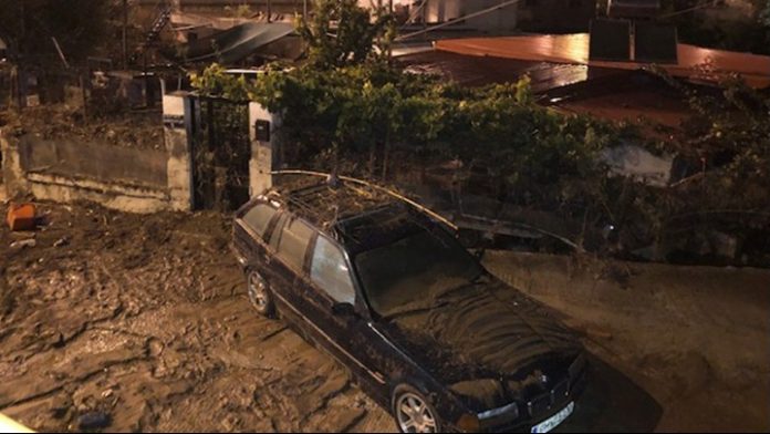 Επί ποδός οι Αρχές μετά την κακοκαιρία στη Θεσσαλονίκη Επί ποδός οι Αρχές μετά την κακοκαιρία στη Θεσσαλονίκη