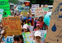 Mαθητές σε όλον τον κόσμο κλείνουν τα βιβλία και διαδηλώνουν για την κλιματική αλλαγή