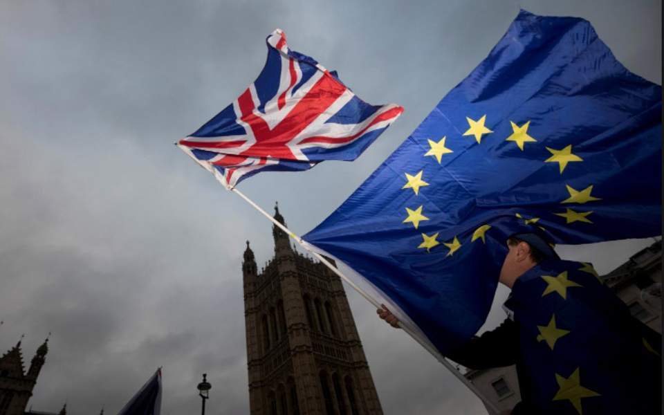 proto-nai-tou-vretanikou-koinovouliou-sto-nomo-gia-tin-anavoli-tou-brexit-170358