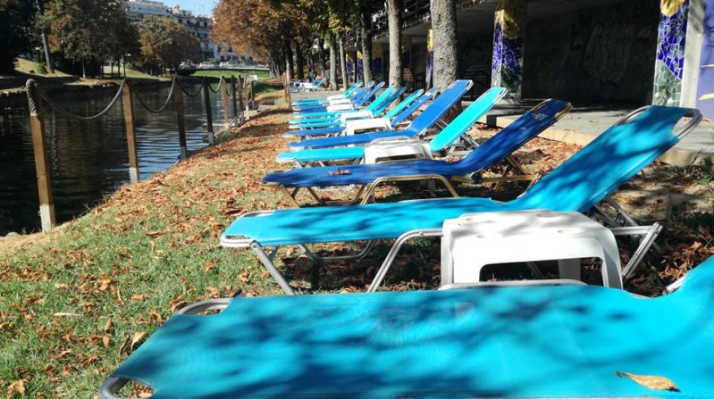 Τρίκαλα: Σε παραλία με ξαπλώστρες μετατράπηκε ο Ληθαίος ποταμός